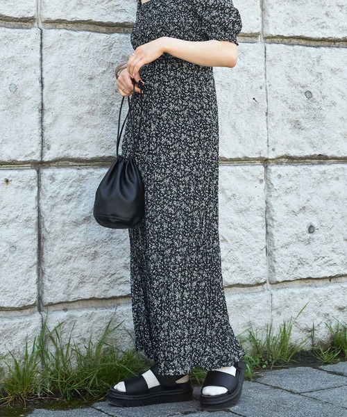 mikke（ミッケ）の「小花柄しわ加工ロングマーメードスカート（スカート・レディース・ブラック/ブルー・FREE）」の17枚目の写真