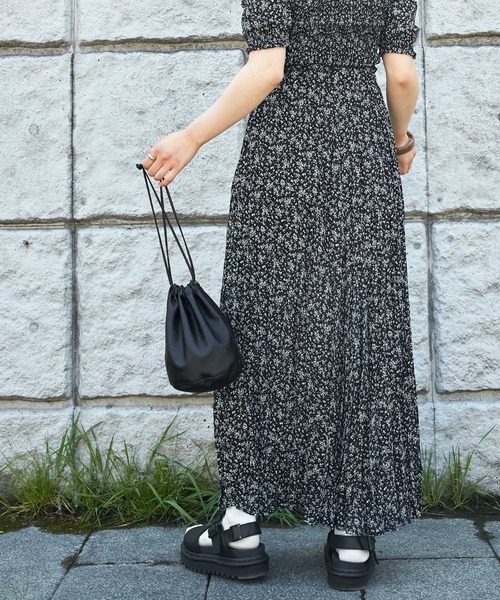 mikke（ミッケ）の「小花柄しわ加工ロングマーメードスカート（スカート・レディース・ブラック/ブルー・FREE）」の18枚目の写真