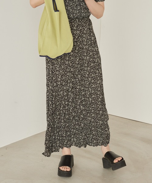 mikke（ミッケ）の「小花柄しわ加工ロングマーメードスカート（スカート・レディース・ブラック/ブルー・FREE）」の4枚目の写真