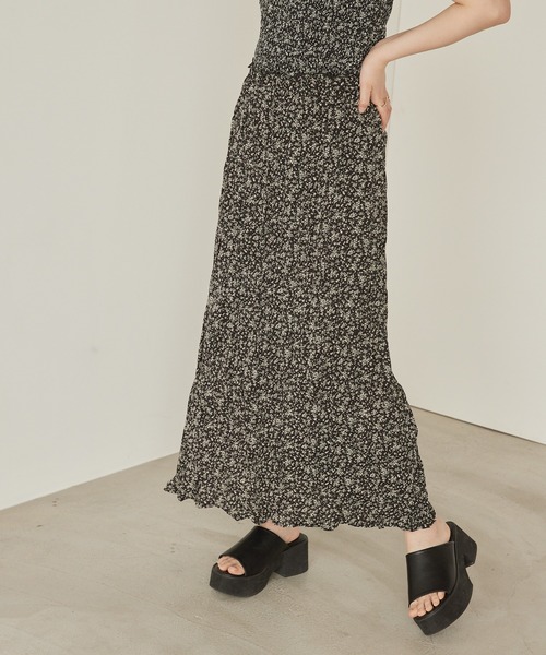 mikke（ミッケ）の「小花柄しわ加工ロングマーメードスカート（スカート・レディース・ブラック/ブルー・FREE）」の3枚目の写真