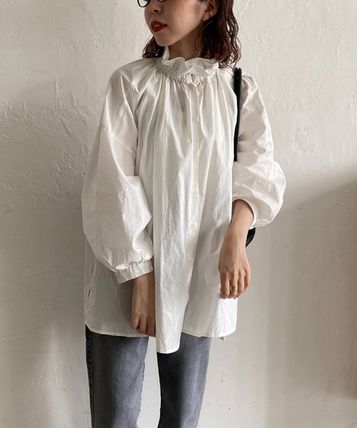 CAPRICIEUX LE'MAGE(カプリシューレマージュ)の「フリルスタンドカラーシャツ(シャツ/ブラウス・レディース・ホワイト/チャコールグレー/ベージュ・FREE)」の2枚目の写真