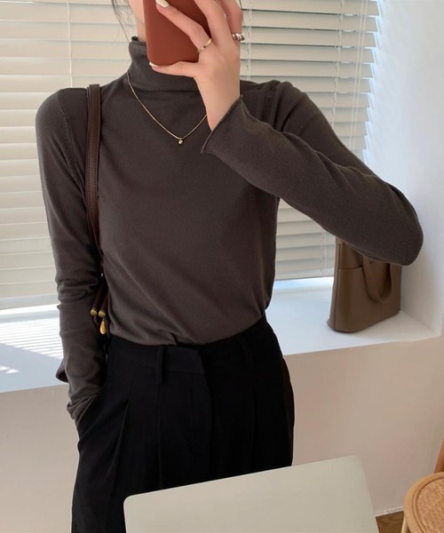 aimoha（アイモハ）の「フィットハイネックカットソ ー（Tシャツ/カットソー・レディース・ピンク/スモークピンク/ベージュ/チョコ/グレー/パープル/レッド/イエロー/ホワイト/ブラック/オフホワイト/オレンジ/ブルー・FREE）」の5枚目の写真