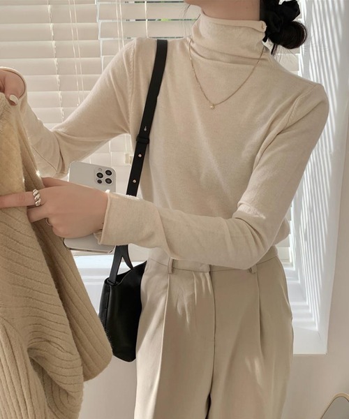 aimoha（アイモハ）の「フィットハイネックカットソ ー（Tシャツ/カットソー・レディース・ピンク/スモークピンク/ベージュ/チョコ/グレー/パープル/レッド/イエロー/ホワイト/ブラック/オフホワイト/オレンジ/ブルー・FREE）」の3枚目の写真