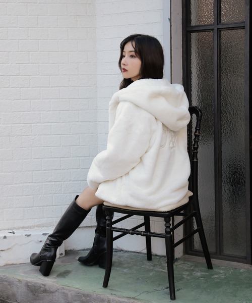 ANDGEEBEE(アンジービー)の「UNISEX フェイクファーパーカー(その他アウター・レディース・ホワイト/ブラック・MEDIUM)」の6枚目の写真