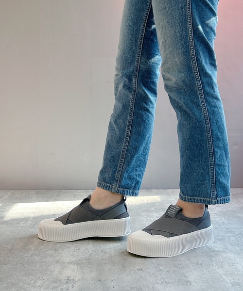 Noubel Voug Relax（ヌーベルヴォーグリラックス）の「厚底クロスバンド レースレス スリッポン（スニーカー・レディース・ブラック/ベージュ/ホワイト/グレー/ブラック×ブラック・22.5cm/23cm/23.5cm/24cm/24.5cm/25cm）」の9枚目の写真