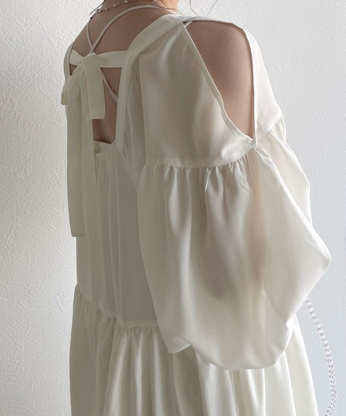 w closet（ダブルクローゼット）の「シャーリングオープンショルダーワンピース（ワンピース・レディース・グリーン/アイボリー/スミクロ・FREE）」の10枚目の写真