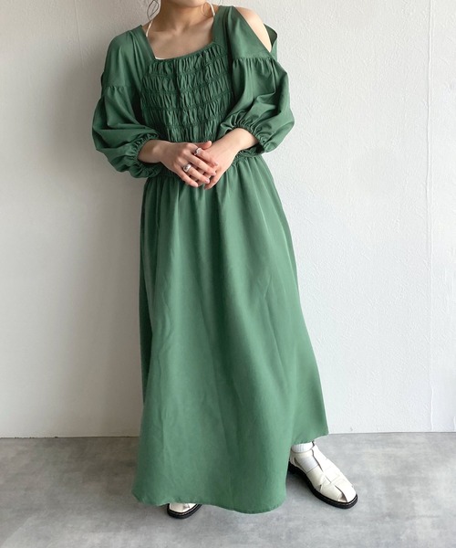 w closet（ダブルクローゼット）の「シャーリングオープンショルダーワンピース（ワンピース・レディース・グリーン/アイボリー/スミクロ・FREE）」の16枚目の写真