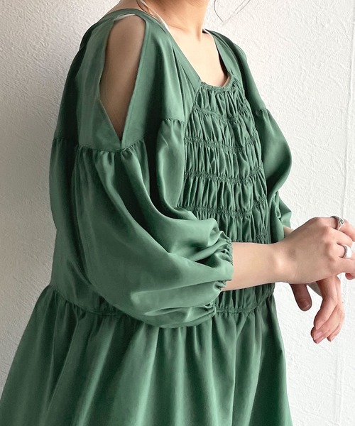 w closet（ダブルクローゼット）の「シャーリングオープンショルダーワンピース（ワンピース・レディース・グリーン/アイボリー/スミクロ・FREE）」の17枚目の写真