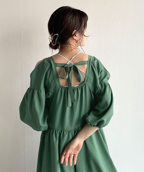 w closet（ダブルクローゼット）の「シャーリングオープンショルダーワンピース（ワンピース・レディース・グリーン/アイボリー/スミクロ・FREE）」の18枚目の写真