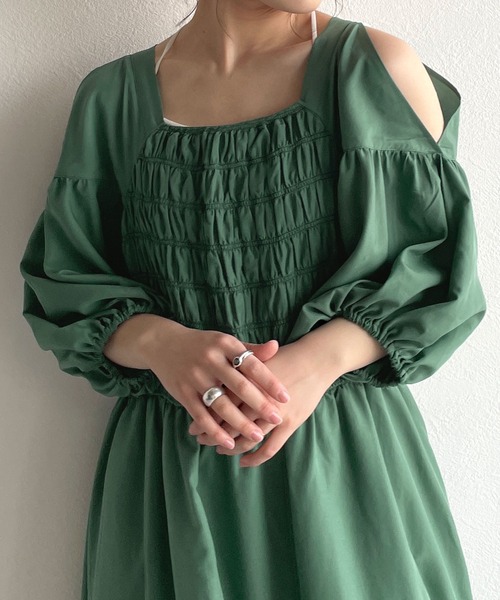 w closet（ダブルクローゼット）の「シャーリングオープンショルダーワンピース（ワンピース・レディース・グリーン/アイボリー/スミクロ・FREE）」の20枚目の写真