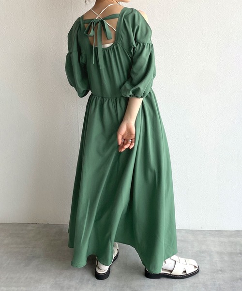 w closet（ダブルクローゼット）の「シャーリングオープンショルダーワンピース（ワンピース・レディース・グリーン/アイボリー/スミクロ・FREE）」の21枚目の写真