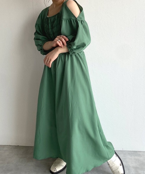 w closet（ダブルクローゼット）の「シャーリングオープンショルダーワンピース（ワンピース・レディース・グリーン/アイボリー/スミクロ・FREE）」の22枚目の写真