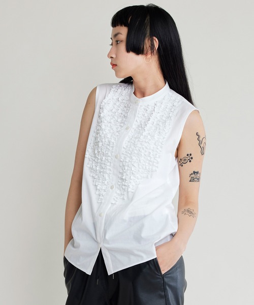 NOISE MAKER（ノイズメーカー）の「【手洗い可能】フリルノースリーブブラウス（シャツ/ブラウス・レディース・ホワイト/ネイビー・FREE）」の2枚目の写真