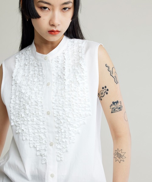 NOISE MAKER（ノイズメーカー）の「【手洗い可能】フリルノースリーブブラウス（シャツ/ブラウス・レディース・ホワイト/ネイビー・FREE）」の5枚目の写真