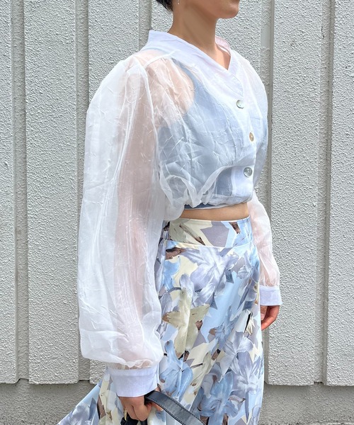 Jewelobe(ジュエローブ)の「ボリュームスリーブシアークロップドブラウス(シャツ/ブラウス・レディース・ブラック/オフホワイト/カーキ・FREE)」の1枚目の写真