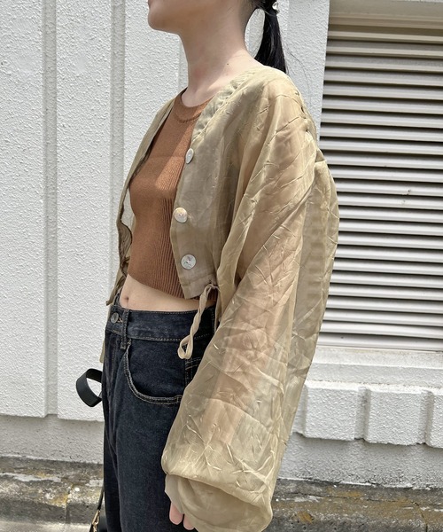 Jewelobe(ジュエローブ)の「ボリュームスリーブシアークロップドブラウス(シャツ/ブラウス・レディース・ブラック/オフホワイト/カーキ・FREE)」の15枚目の写真