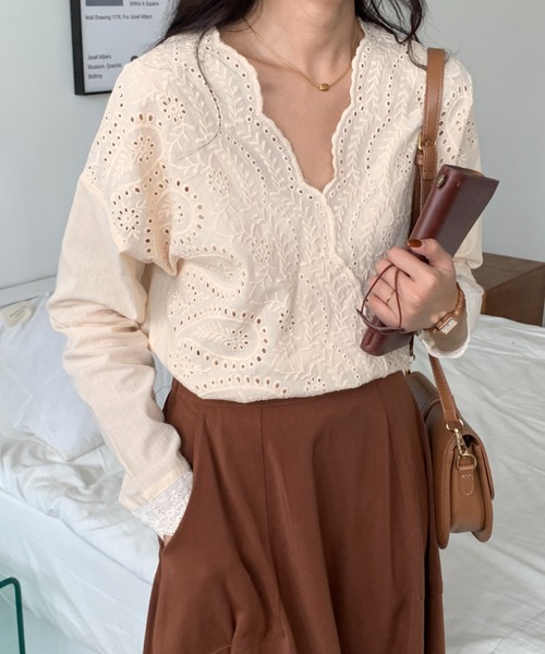 ECLIN(エクラン)の「カシュクールカットワーク刺繍ブラウス(シャツ/ブラウス・レディース・ホワイト/ブラック/グレー/ベージュ・FREE)」の2枚目の写真