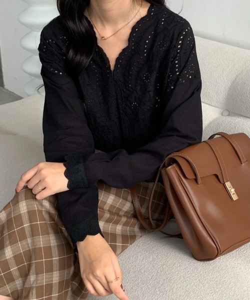 ECLIN(エクラン)の「カシュクールカットワーク刺繍ブラウス(シャツ/ブラウス・レディース・ホワイト/ブラック/グレー/ベージュ・FREE)」の4枚目の写真