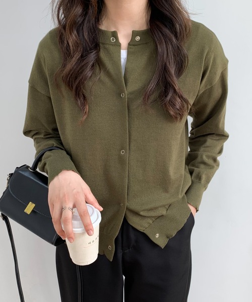 ECLIN(エクラン)の「スナップボタンクルーネックカーディガン(カーディガン/ボレロ・レディース・ブラック/ネイビー/カーキ/グリーン/アイボリー・FREE)」の4枚目の写真