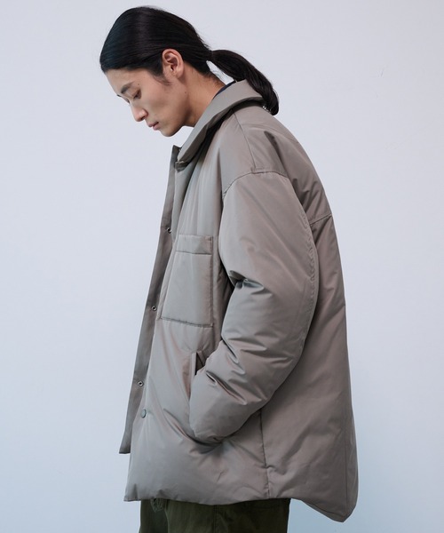 PUBLIC TOKYO(パブリックトウキョウ)の「SLEEP DOWN シャツブルゾン(ダウンジャケット/コート・メンズ・ベージュ/ブラック・1/2)」の13枚目の写真
