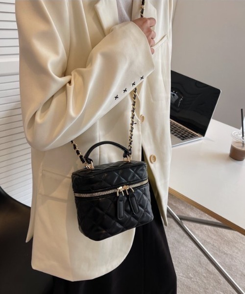 wears（ウェアーズ）の「2WAYキルティングチェーンバニティ