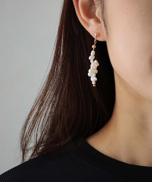 cheriella（シェリエラ）の「【cheriella】WEB限定ノットモチーフバロックパールピアス（ピアス（両耳用）・レディース・ゴールド・FREE）」の2枚目の写真