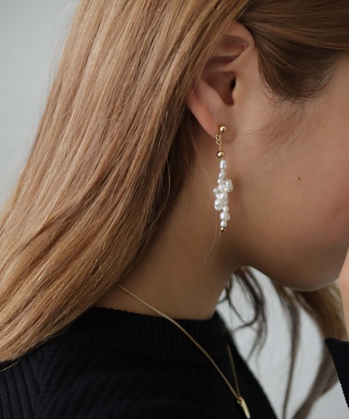 cheriella（シェリエラ）の「【cheriella】WEB限定ノットモチーフバロックパールピアス（ピアス（両耳用）・レディース・ゴールド・FREE）」の3枚目の写真
