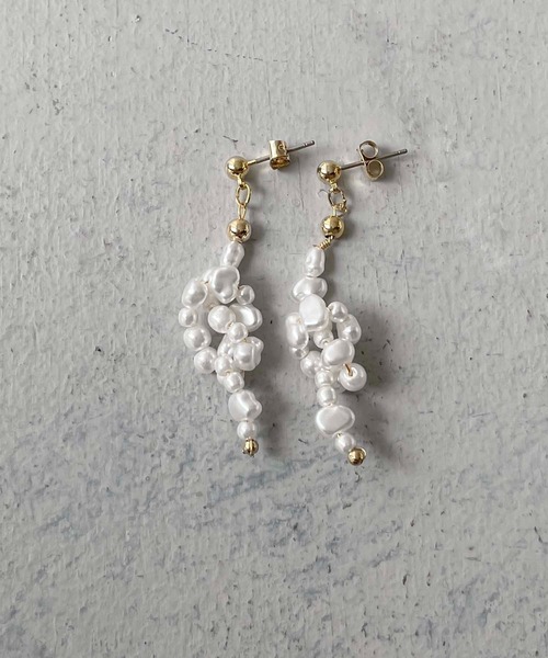 cheriella（シェリエラ）の「【cheriella】WEB限定ノットモチーフバロックパールピアス（ピアス（両耳用）・レディース・ゴールド・FREE）」の4枚目の写真