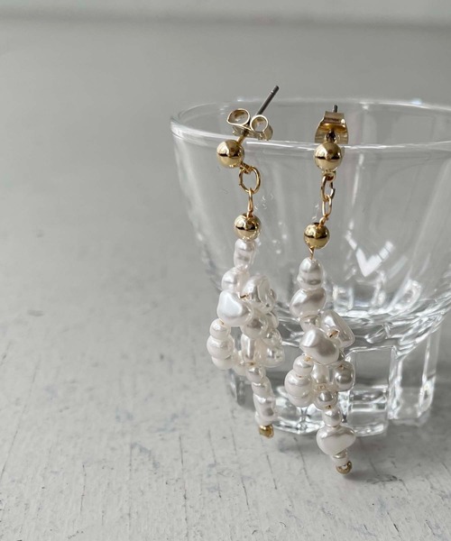 cheriella（シェリエラ）の「【cheriella】WEB限定ノットモチーフバロックパールピアス（ピアス（両耳用）・レディース・ゴールド・FREE）」の7枚目の写真