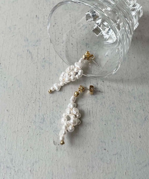 cheriella（シェリエラ）の「【cheriella】WEB限定ノットモチーフバロックパールピアス（ピアス（両耳用）・レディース・ゴールド・FREE）」の6枚目の写真