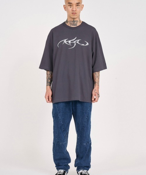 AJOBYAJO（アジョバイアジョ）の「韓国ブランド AJOBYAJO アジョバイアジョ Tribal AJO T-Shirt トライバル オーバーサイズ 半袖T 半袖Tシャツ ロゴTシャツ 半袖トップス ロゴT プリントTシャツ 韓国ストリート 韓国ファッション（Tシャツ/カットソー・メンズ・ブラック/チャコールグレー/ホワイト・XL/L）」の15枚目の写真