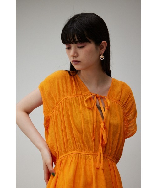 AZUL by moussy(アズールバイマウジー)の「GATHER PEPLUM BLOUSE/ギャザーペプラムブラウス(シャツ/ブラウス・レディース・オフホワイト/ブラック/オレンジ・SMALL/MEDIUM)」の13枚目の写真
