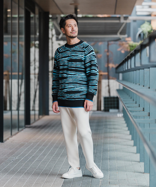 EDIFICE（エディフィス）の「スペースダイ ランダムボーダー クルーネックニット（ニット/セーター・メンズ・ホワイト/ブラック・MEDIUM/LARGE）」の4枚目の写真