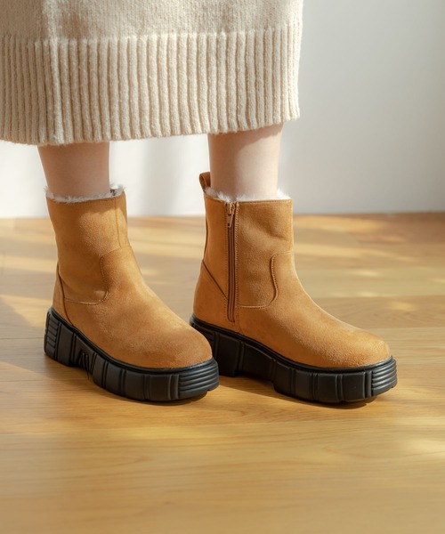 LAKOLE(ラコレ)の「フェイクムートンボリュームブーツ / 983889(ブーツ・レディース・ブラック/ベージュ・MEDIUM/LARGE)」の1枚目の写真