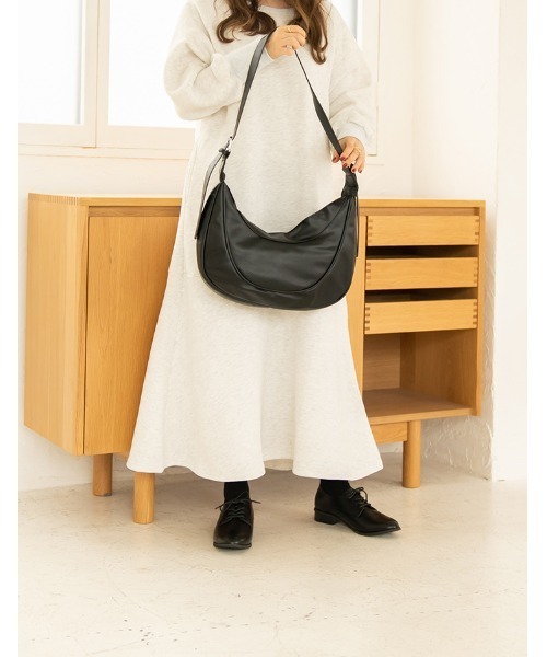 chocomee（チョコミー）の「half moon shoulder bag（ショルダーバッグ・レディース・ベージュ/ブラウン/ブラック・FREE）」の4枚目の写真