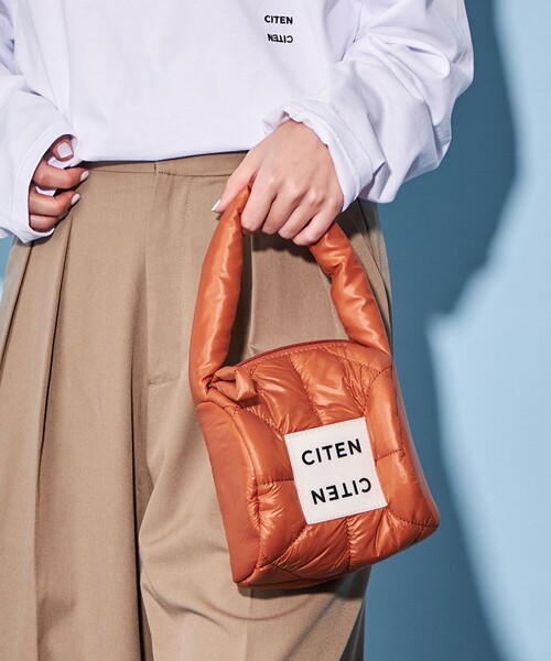 CITEN（シテン）の「＜CITEN＞パデッド ドラムバッグ ハーフ（ハンドバッグ・レディース・ブラック/ホワイト/シルバー/オレンジ系その他・FREE）」の4枚目の写真