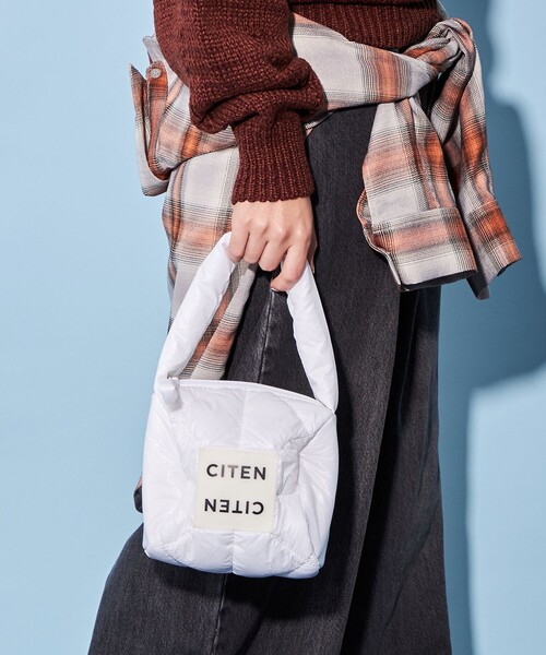 CITEN（シテン）の「＜CITEN＞パデッド ドラムバッグ ハーフ（ハンドバッグ・レディース・ブラック/ホワイト/シルバー/オレンジ系その他・FREE）」の2枚目の写真
