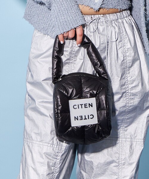 CITEN（シテン）の「＜CITEN＞パデッド ドラムバッグ ハーフ（ハンドバッグ・レディース・ブラック/ホワイト/シルバー/オレンジ系その他・FREE）」の3枚目の写真