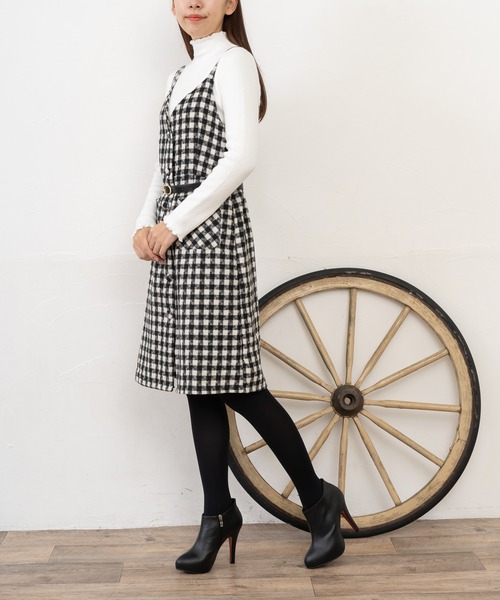 Grandeir(グランディール)の「チェックツイードくるみボタンワンピ(ワンピース・レディース・ブラック/モカ・M)」の6枚目の写真
