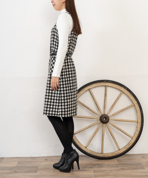 Grandeir(グランディール)の「チェックツイードくるみボタンワンピ(ワンピース・レディース・ブラック/モカ・M)」の8枚目の写真