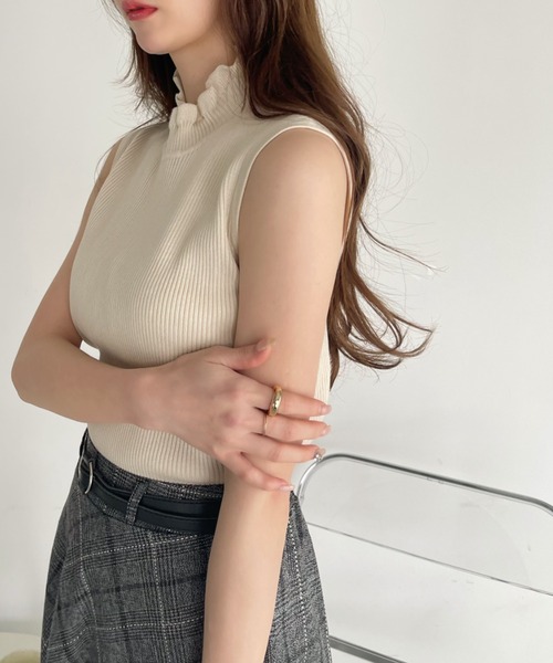 Ada.（エイダ）の「リブ フリル ニット トップス（ニット/セーター・レディース・グレイッシュベージュ/ブラック/グレー/アイボリー・FREE）」の6枚目の写真