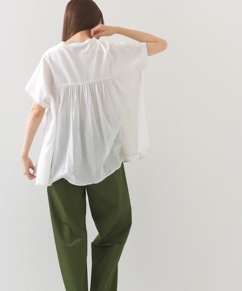 OMNES(オムネス)の「コットンボイルタックギャザーシャツ半袖(シャツ/ブラウス・レディース・ホワイト/ブラック/ベージュ/グリーン/マスタード/ブラウン系その他/グリーン系その他/ブルー・FREE)」の19枚目の写真