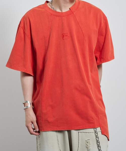 VI E DIT(ヴィエディット)の「Bleach Washed T-shirt/ダスティーウォッシュアシンメトリーTシャツ(Tシャツ/カットソー・メンズ・レッド/ホワイト/グレー・MEDIUM/SMALL)」の3枚目の写真