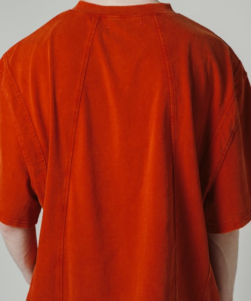 VI E DIT(ヴィエディット)の「Bleach Washed T-shirt/ダスティーウォッシュアシンメトリーTシャツ(Tシャツ/カットソー・メンズ・レッド/ホワイト/グレー・MEDIUM/SMALL)」の7枚目の写真