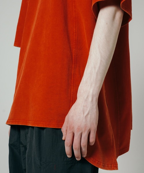 VI E DIT(ヴィエディット)の「Bleach Washed T-shirt/ダスティーウォッシュアシンメトリーTシャツ(Tシャツ/カットソー・メンズ・レッド/ホワイト/グレー・MEDIUM/SMALL)」の8枚目の写真