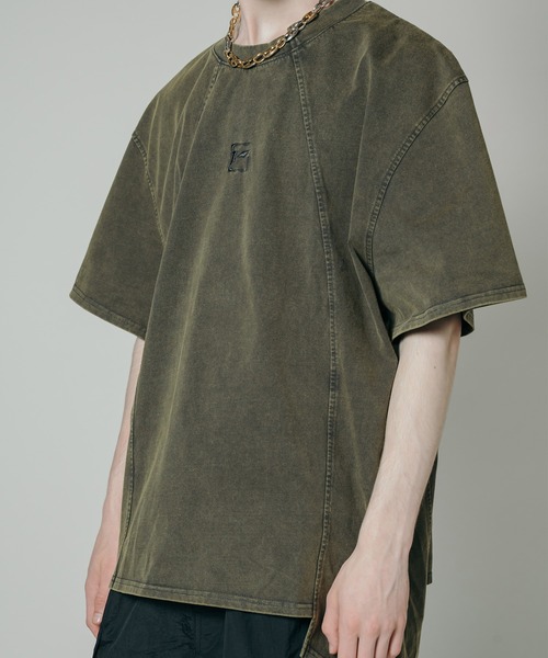 VI E DIT(ヴィエディット)の「Bleach Washed T-shirt/ダスティーウォッシュアシンメトリーTシャツ(Tシャツ/カットソー・メンズ・レッド/ホワイト/グレー・MEDIUM/SMALL)」の4枚目の写真