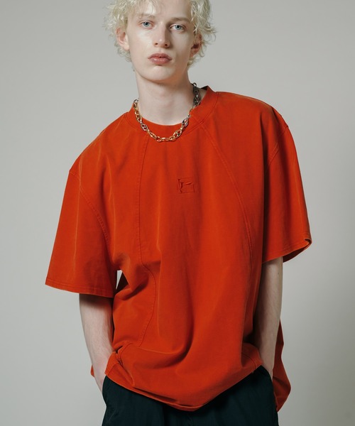 VI E DIT(ヴィエディット)の「Bleach Washed T-shirt/ダスティーウォッシュアシンメトリーTシャツ(Tシャツ/カットソー・メンズ・レッド/ホワイト/グレー・MEDIUM/SMALL)」の11枚目の写真