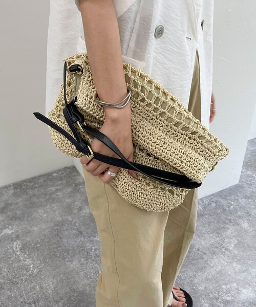 fredy emue（フレディエミュ）の「異素材ハンドルペーパー２WAYバッグ（かごバッグ・レディース・ベージュ/ブラック・FREE）」の3枚目の写真