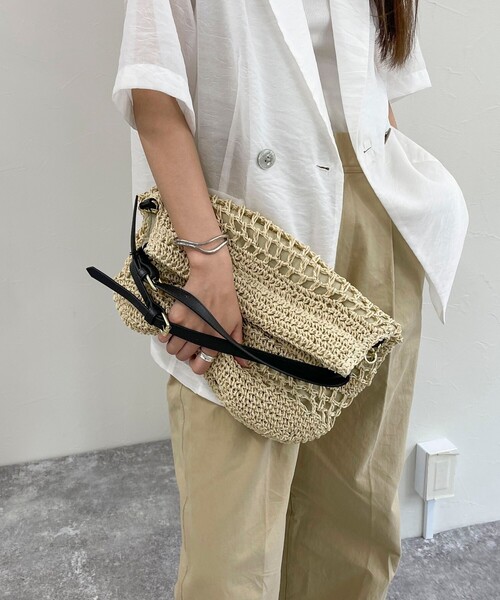 fredy emue（フレディエミュ）の「異素材ハンドルペーパー２WAYバッグ（かごバッグ・レディース・ベージュ/ブラック・FREE）」の4枚目の写真