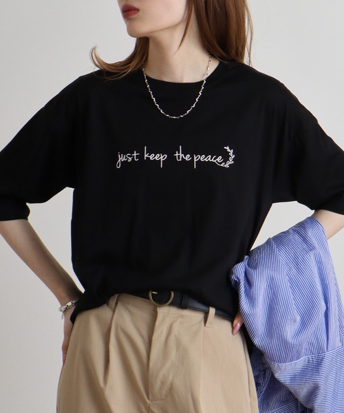 EGLANTINE(エグランティーヌ)の「Eglantine ロゴ刺繍シンプルTシャツ(Tシャツ/カットソー・レディース・エメラルド/ブラック/グレイッシュベージュ・40)」の2枚目の写真